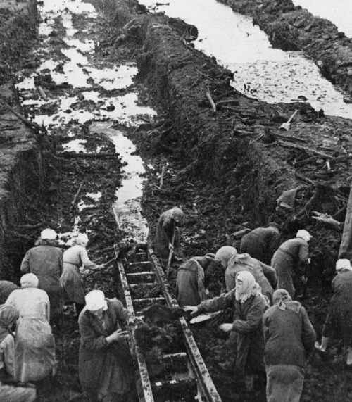 Женщины за добычей торфа в Ленинградской области. 1944 г.