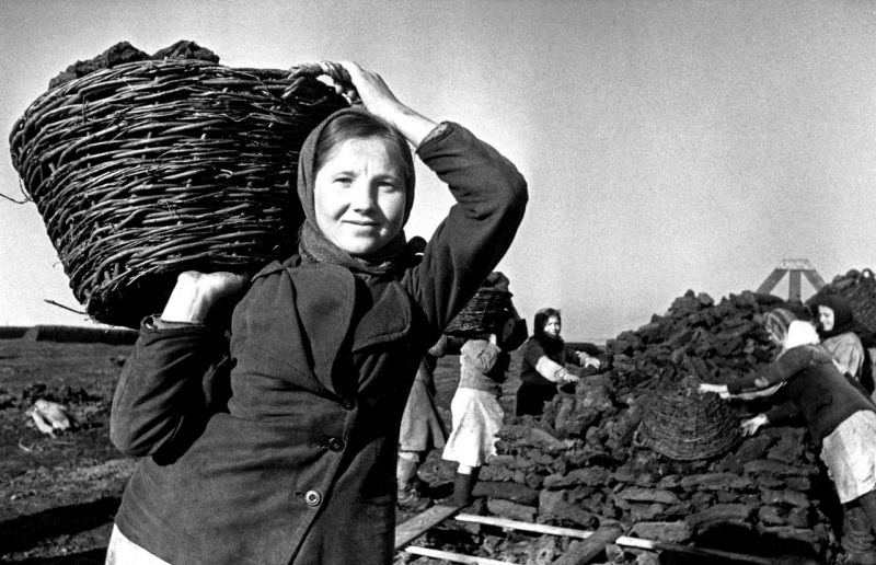 Женщины за добычей торфа в Ленинградской области. 1944 г. 