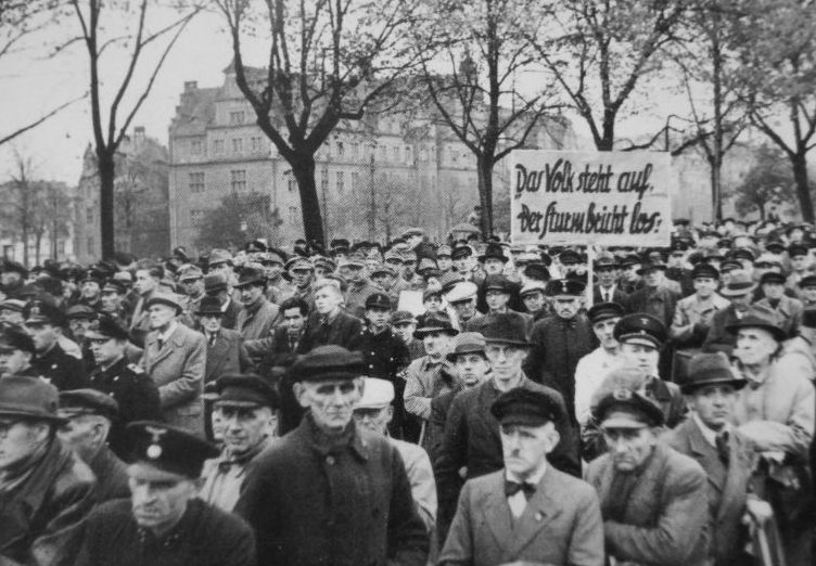 Участники митинга, посвященного созданию Фольксштурма в Данциге. 1944 г.