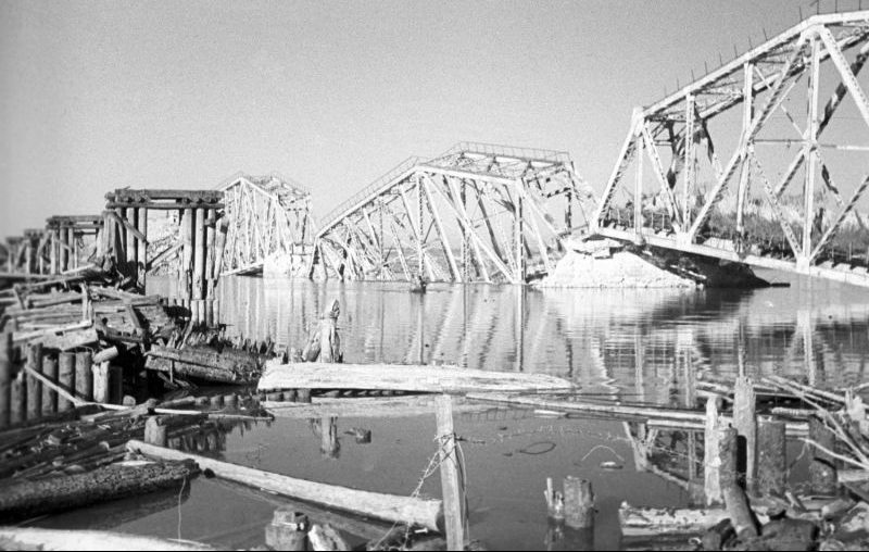 Взорванный немцами во время отступления железнодорожный мост через реку Волхов. 1944 г. 