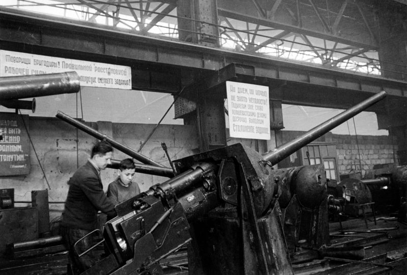 Монтаж пушек Д-5Т и орудийных масок танков КВ-85 и ИС-1 в цеху завода №100 в Челябинске. 1943 г. 