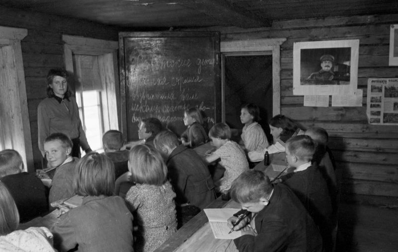 Занятия в школе в освобожденном селе. 1944 г. 