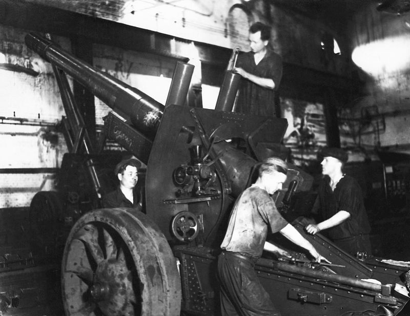 Сборка 152-мм гаубиц МЛ-20 на заводе в Молотове. 1943 г. 