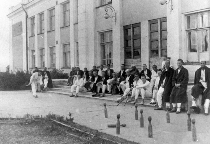 Группа раненых у эвакогоспиталя № 1127 в Ижевске. 1944 г. 