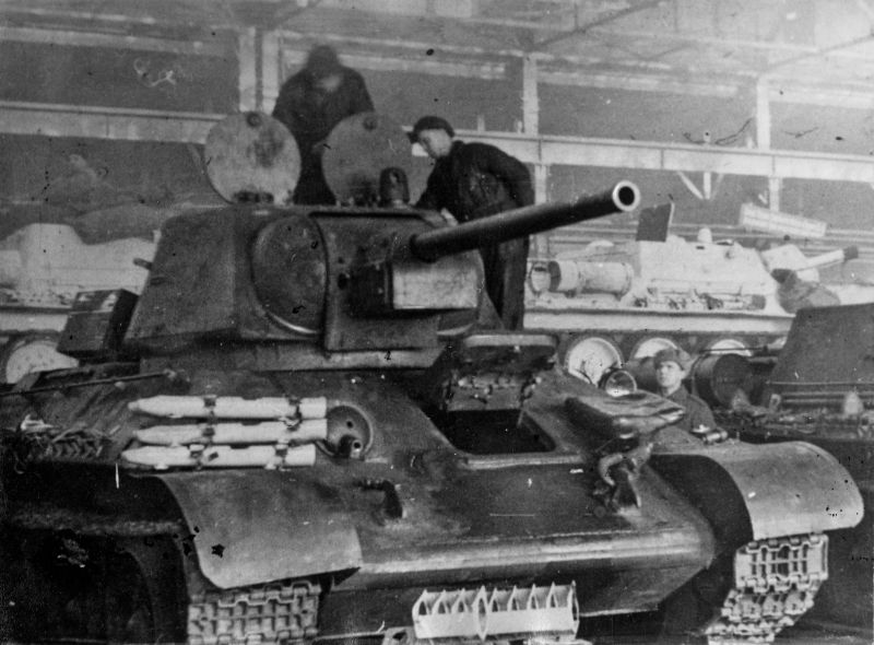 Т-34 на конвейере «Уралмашзавода». 1943 г. 