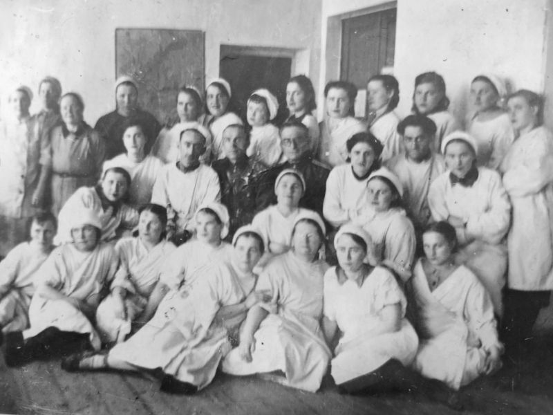 Коллектив эвакогоспиталя № 3621 в Болотном Новосибирской области. 1944 г. 
