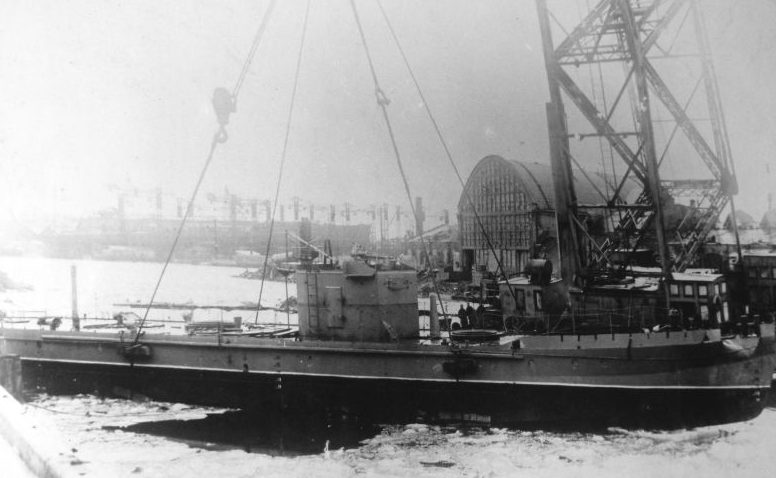 Спуск на воду строящегося морского бронекатера МБК проекта 161 на заводе №194. 1943 г. 