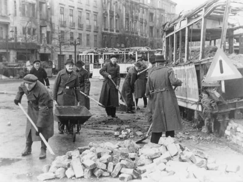 Фольксштурм сооружают баррикады в Берлине. Март 1945 г. 