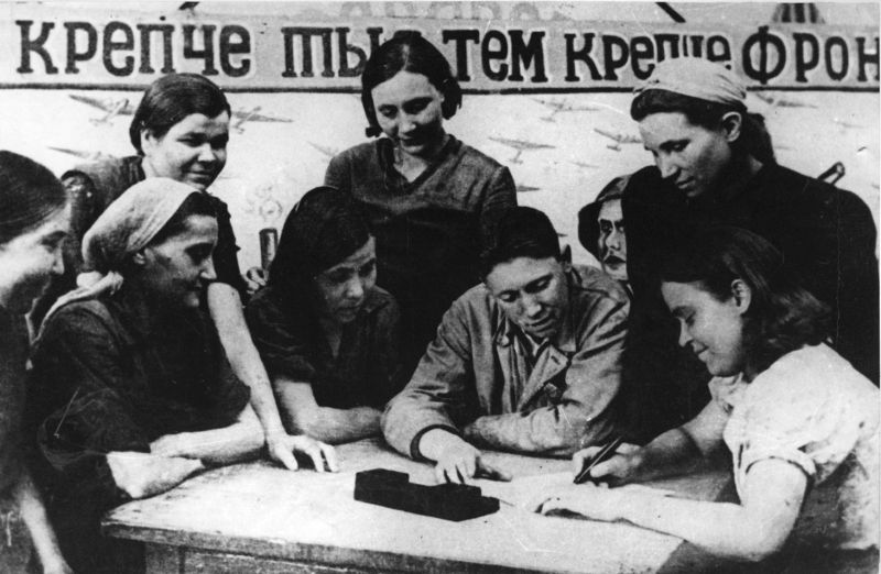 Бригада Ижевского машиностроительного завода проводит подписку на Третий государственный военный займ. Май 1944 г. 