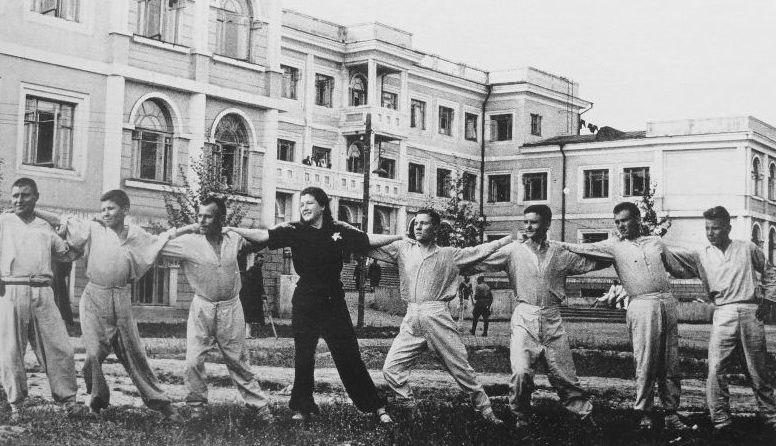Выздоравливающие раненые на физкультурном занятии в Ташкентском госпитале. 1944 г. 