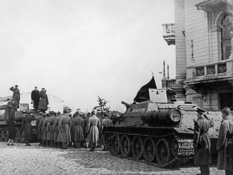Митинг по случаю передачи САУ СУ-85 из колонны «Александр Суворов» Уральскому добровольческому танковому корпусу на площади Парижской Коммуны в Свердловске. Август 1944 г. 
