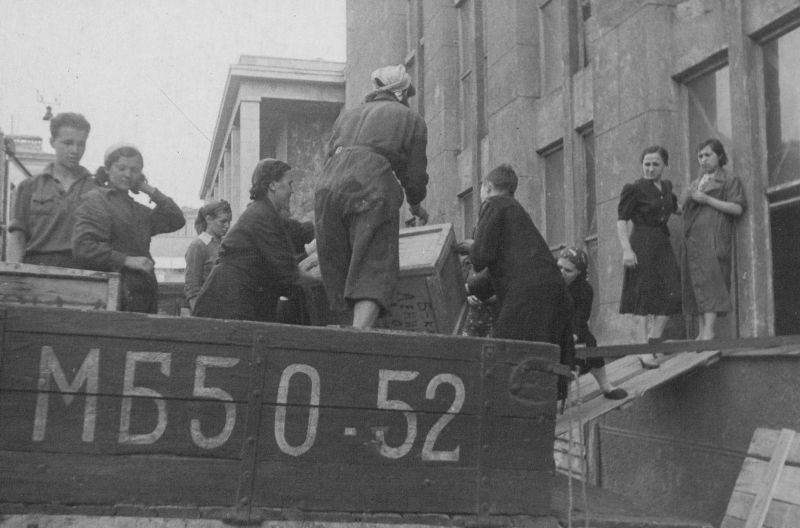 Возвращение из эвакуации книжных фондов библиотеки имени В.И. Ленина. Москва, 1944 г. 