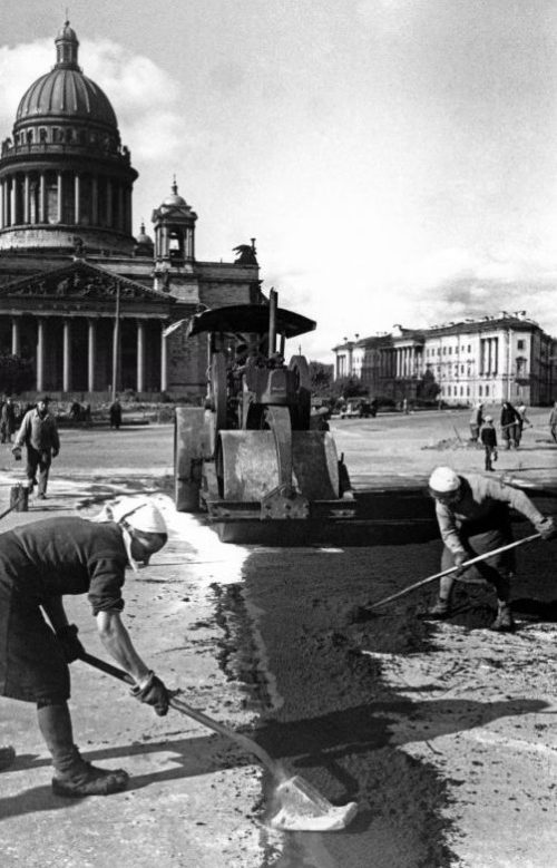 Женщины ремонтируют дорожное покрытие на площади Воровского в Ленинграде. 1944 г.