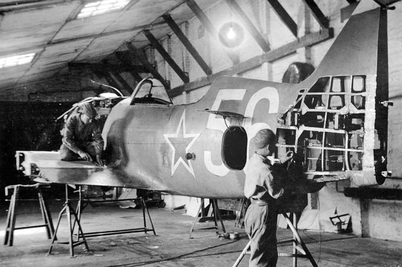Ремонт истребителя Ла-5 на заводе № 570. 1944 г.
