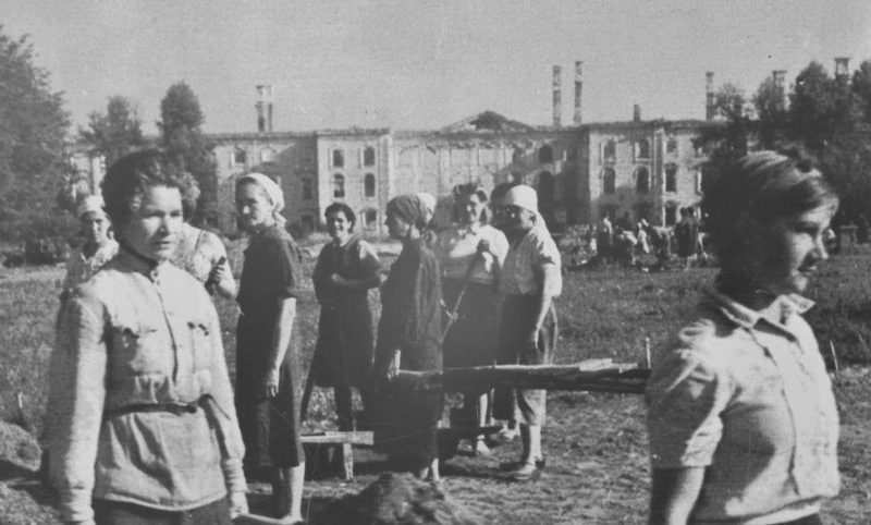 Воскресник в Верхнем саду Петергофа летом 1944 года.
