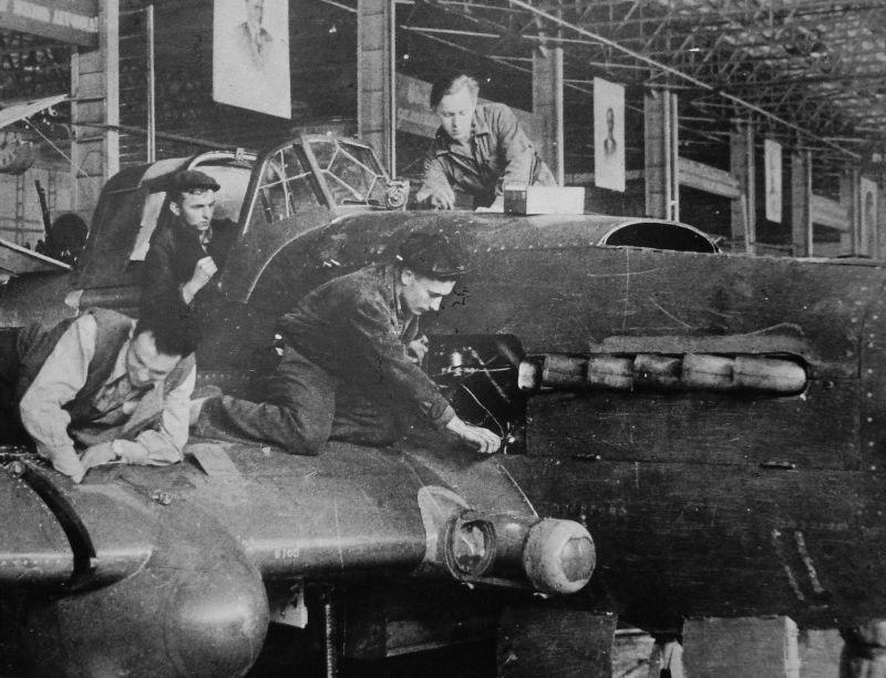 Сборка штурмовиков Ил-2 на заводе №30 в Куйбышеве. 1944 г. 