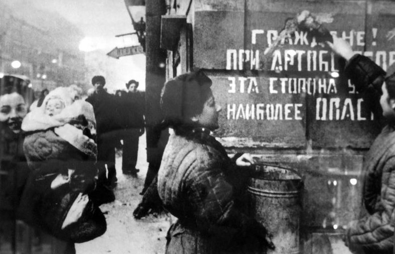 Ленинградцы закрашивают надпись на стене дома, предупреждающую об артобстрелах. 1944 г. 