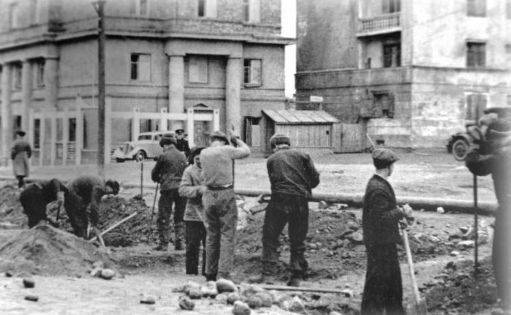 Восстановительные работы в Мурманске на проспекте Сталина. 1944 г. 