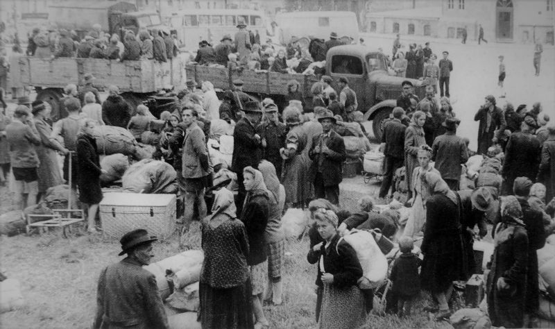 Эвакуация мирных жителей из города в восточной Германии. 1945 г. 