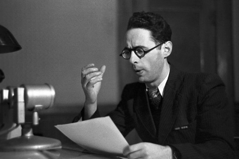 Диктор Всесоюзного радио Юрий Левитан у микрофона в радиостудии. 1944 г. 