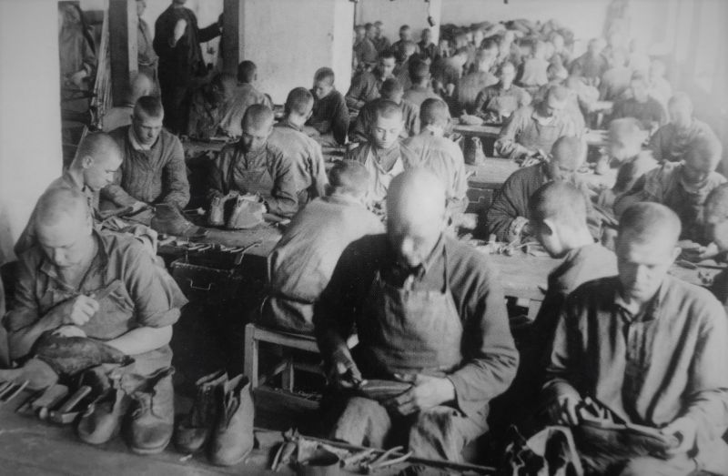 Заключенные работают в мастерской по производству обуви в Нижнем Тагиле. 1944 г. 