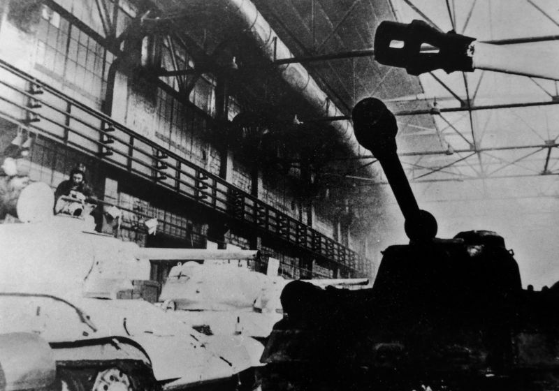 Танки Т-34 и ИС-2 в цехе Челябинского Кировского завода перед отправкой на фронт. 1944 г. 