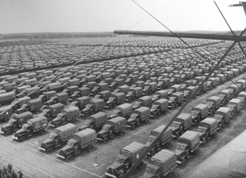 Грузовики «Шевроле» и «Студебеккер» в транспортном резерве командования. Можайск, 1944 г. 