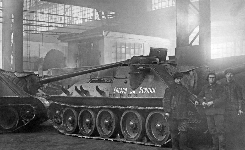 Рабочие завода «Уралмаш» возле СУ-100, готовых к отправке на фронт. Февраль 1945 г. 