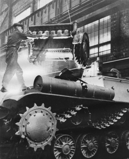 Установка двигателя на САУ СУ-152 в цеху Челябинского Кировского завода. 1945 г.