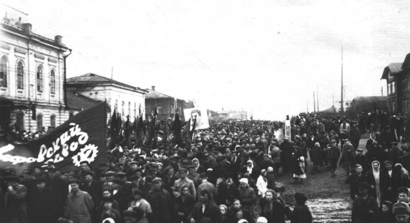 Празднование Дня Победы на улицах Челябинска. Май 1945 г. 