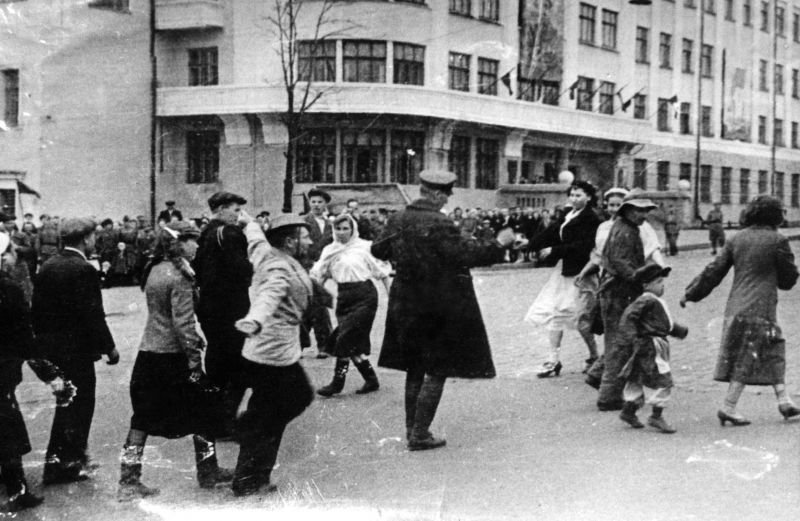 Празднование Дня Победы на площади Пастухова в Ижевске. Май 1945 г.