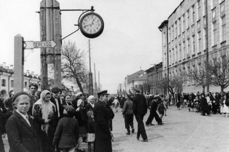 Жители Боровичей на улице в День Победы. Май 1945 г.