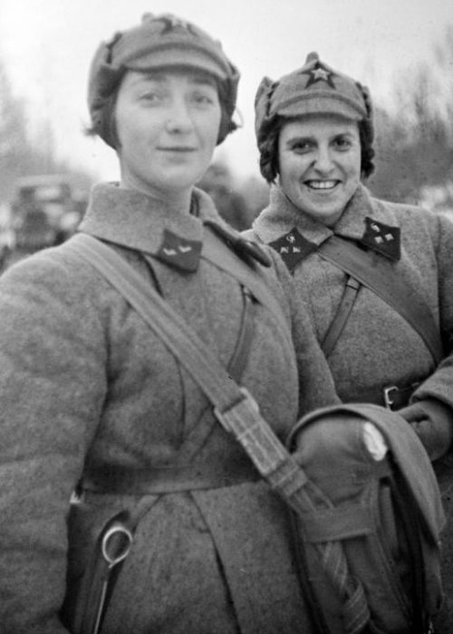 Военфельдшеры А.В. Пиваварова-Фатеева и Т.Л. Копаладзе на Карельском перешейке. 1939 г.