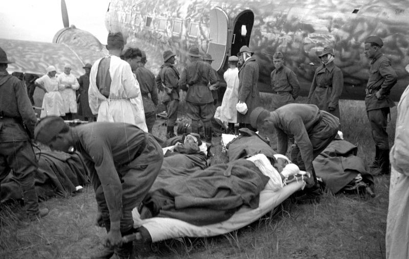 Эвакуация раненых с района боев на реке Халхин-Гол. 1939 г.