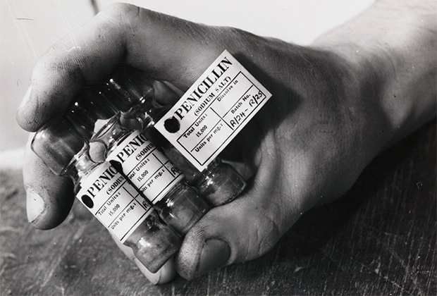 Ампулы с пенициллином. 1943 год. 