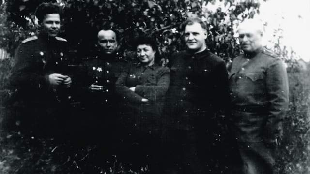 Зинаида Ермольева на Прибалтийском фронте в окружении учёных и военных хирургов, 1944 г. 