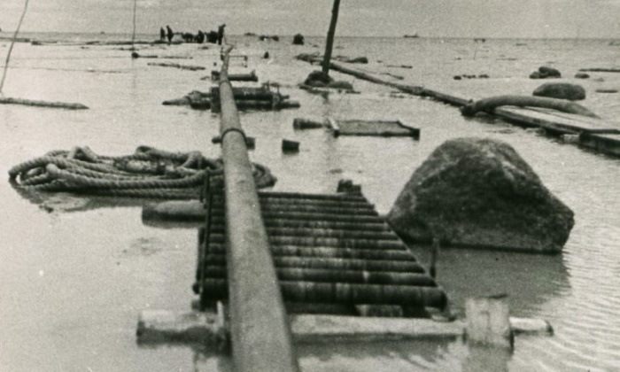 Прокладка подводного трубопровода на Ладоге, май 1942 г.