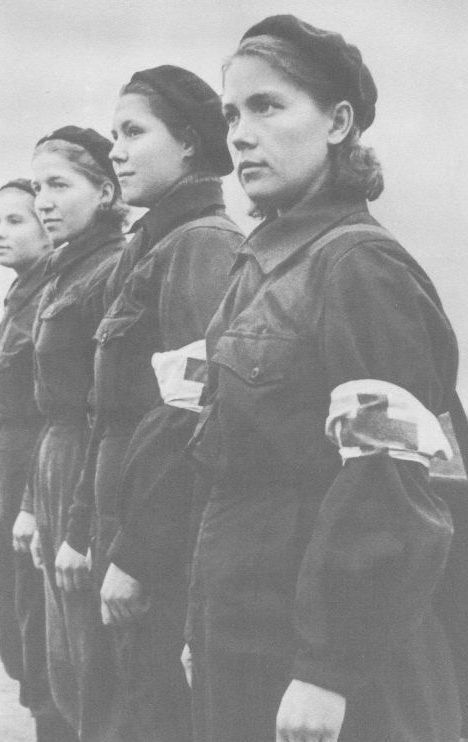 Девушки-сандружинницы 1-го полка Московских рабочих. 1941 г. 