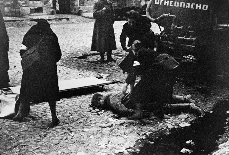 Женщины-санитары в блокадном Ленинграде. Сентябрь 1941 г. 