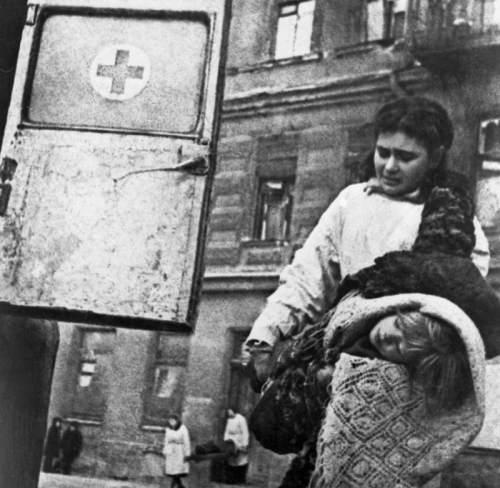 Санитары эвакуируют жертв немецкого артобстрела во время блокады Ленинграда. 1941 г.