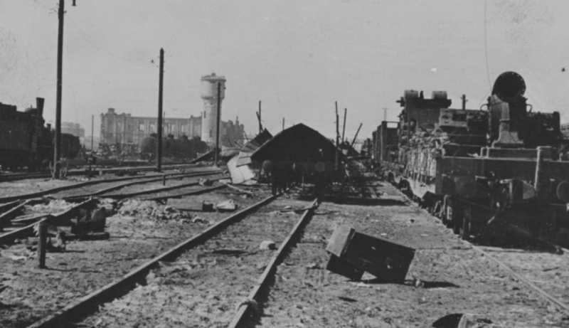 Разрушенное железнодорожное депо и станция.