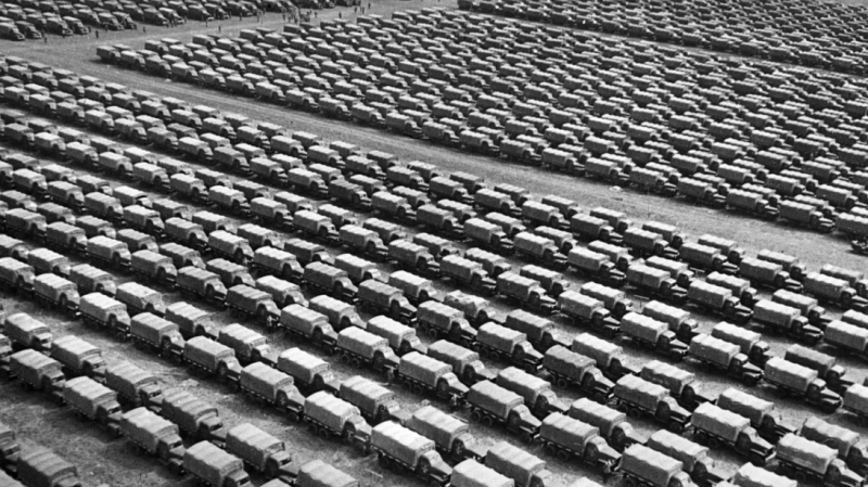 Грузовые автомобили «Студебекер» и «Chevrolet», приготовленные для отправки на фронт. Резерв Ставки Верховного главнокомандования. 1944 г.