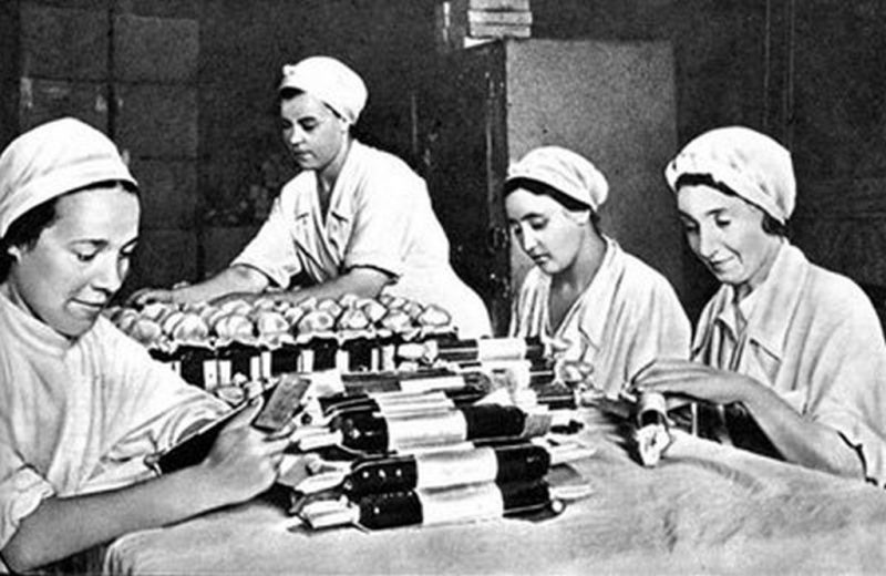 Подготовка запасов крови на станции переливания крови. 1942 г.
