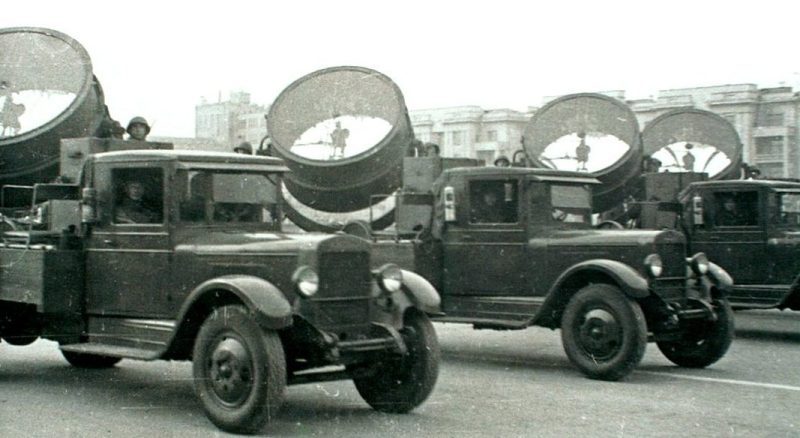 ЗИС-5 с прожекторными станциями 3-15-4.