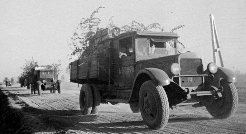 ЗИС-5 на одной из прифронтовых дорог. Южный фронт, 1942 г.