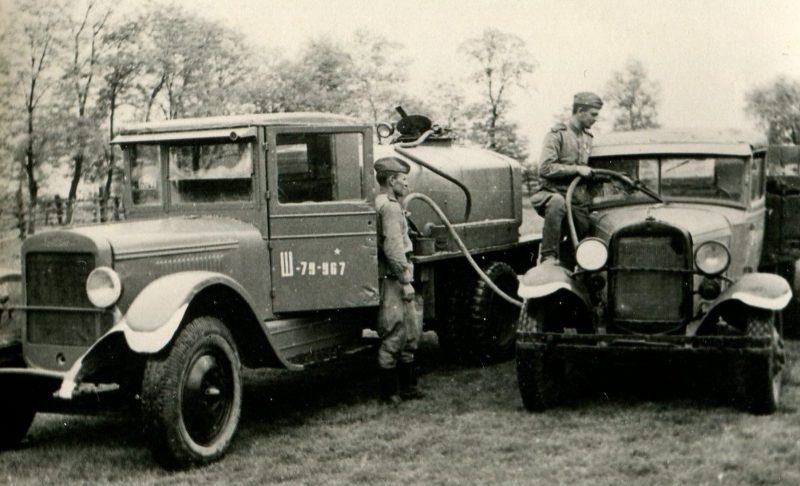 Топливозаправщик на шасси ЗИС-5 (слева) и ГАЗ-АА.