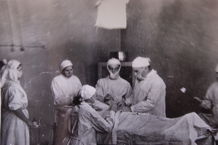 Хирурги в полевом госпитале. 1941 г. 