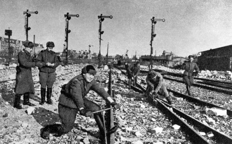 Восстановление железнодорожного пути в Восточной Пруссии. Март 1945 г.