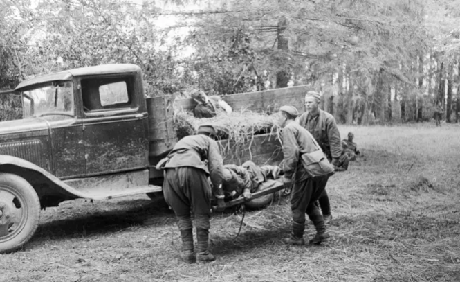 Прибытие раненых на батальонный пункт первой помощи. 1941 г. 
