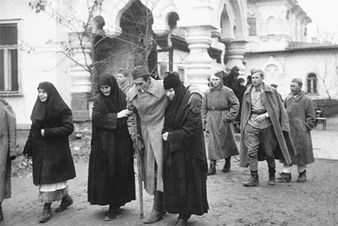 Прибытие раненых в госпиталь, расположенный в Покровском монастыре. 1941 г.
